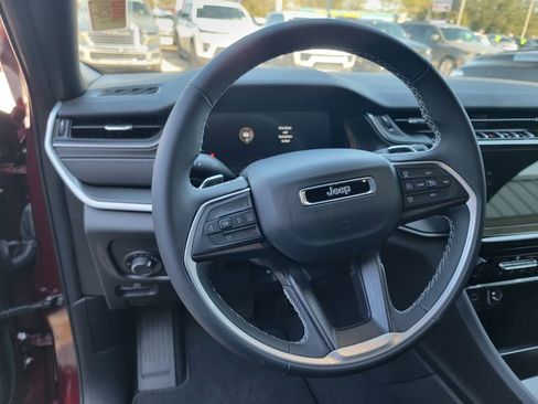 Used 2025 Jeep Grand Cherokee Laredo image 15