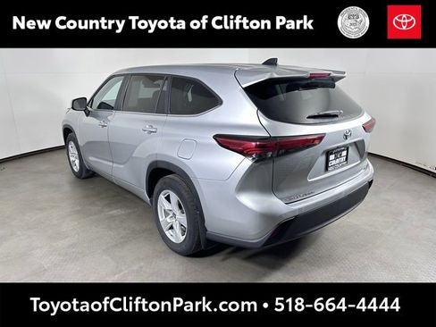 Used 2023 Toyota Highlander LE image 5