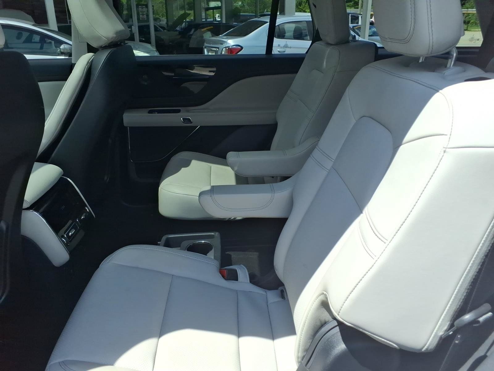 Used 2025 Lincoln Aviator AWD image 7