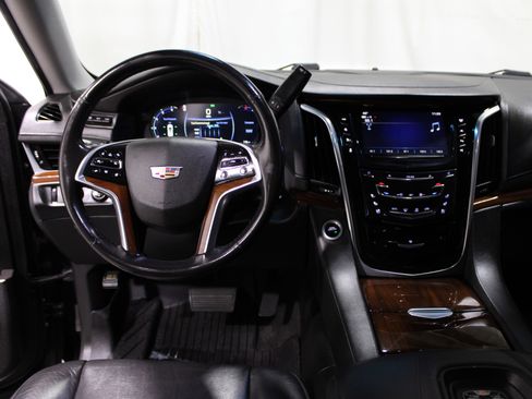 Used 2019 Cadillac Escalade ESV Luxury image 2