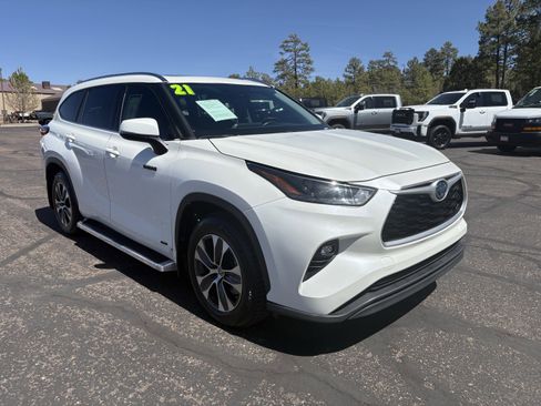 Used 2021 Toyota Highlander XLE AWD/4WD image 2