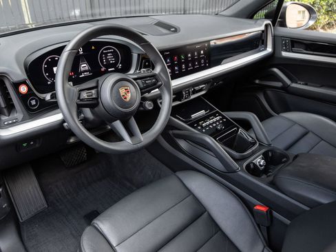 Certified 2025 Porsche Cayenne image 4