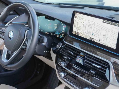 Used 2023 BMW 530e w/ Premium Package image 11