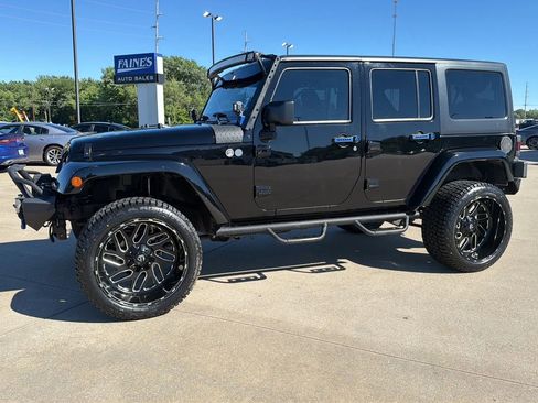 Used 2016 Jeep Wrangler Unlimited Sahara w/ Connectivity Group AWD/4WD image 6