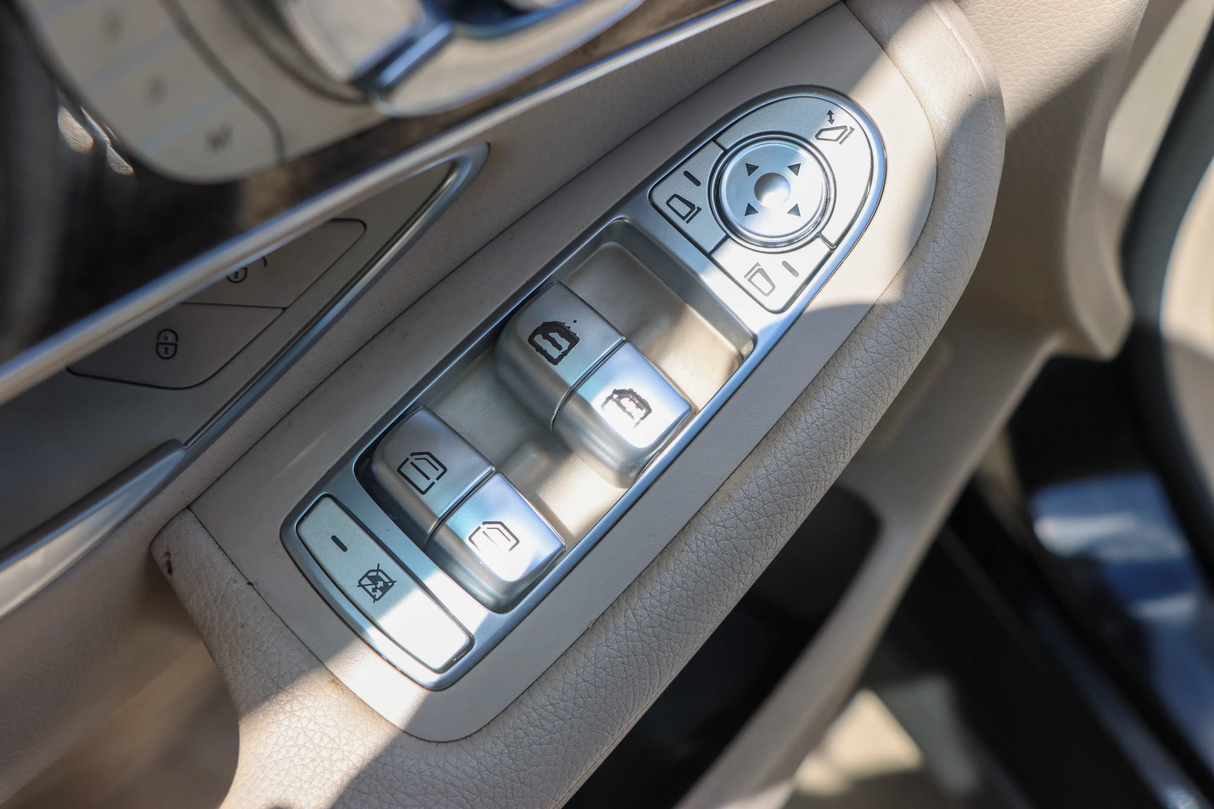Used 2018 Mercedes-Benz GLC 300 4MATIC w/ Multimedia Package image 14