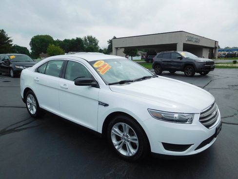 Used 2016 Ford Taurus SE FWD image 4