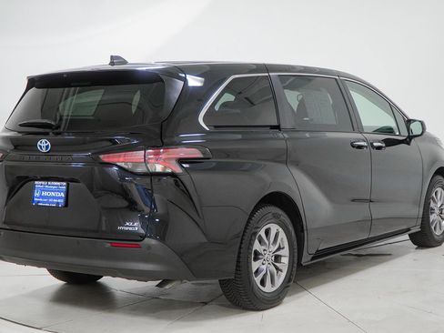 Used 2022 Toyota Sienna XLE AWD/4WD image 14