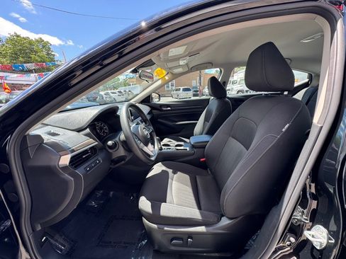 Used 2025 Nissan Altima 2.5 SV FWD image 9