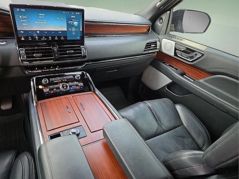 Used 2024 Lincoln Navigator L Reserve AWD/4WD image 13