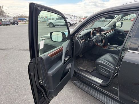 Used 2016 Lexus LX 570 4WD w/ Luxury Package image 15