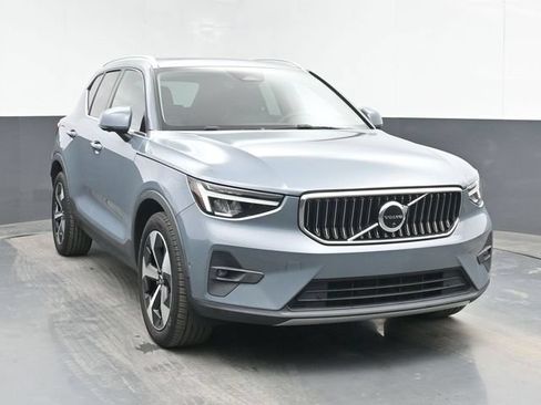 Used 2023 Volvo XC40 B4 Ultimate FWD image 2