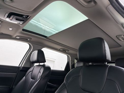 Used 2022 Kia Sorento S w/ Panoramic Sunroof Package image 3
