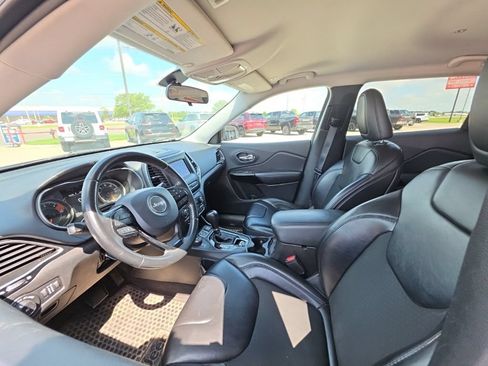 Used 2019 Jeep Cherokee Latitude Plus AWD/4WD image 14