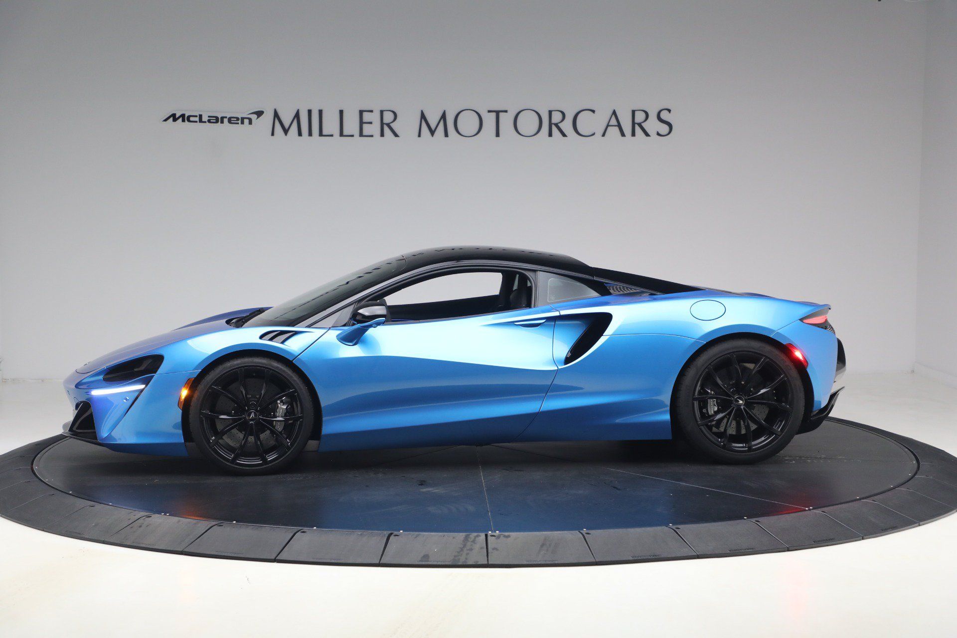 Used 2024 McLaren Artura RWD image 3