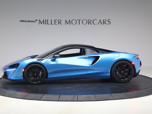Used 2024 McLaren Artura RWD image 3