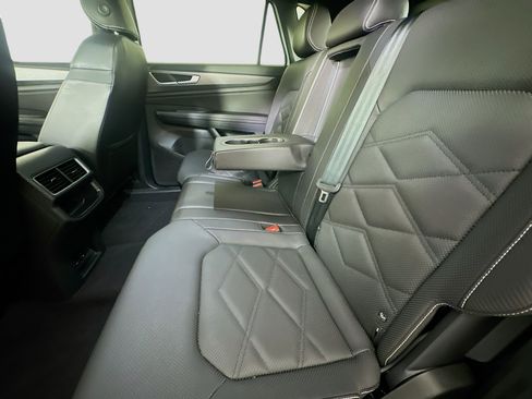 Used 2024 Volkswagen Atlas Cross Sport SE FWD image 25