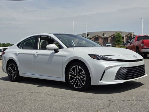 Used 2026 Toyota Camry XLE FWD image 7
