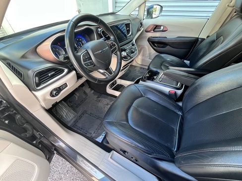 Used 2017 Chrysler Pacifica Touring-L Plus w/ Tire & Wheel Group image 9