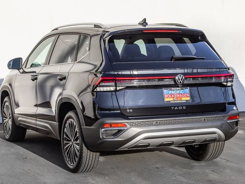 New 2026 Volkswagen Taos SE FWD image 3