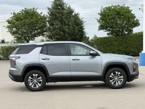 New 2026 Chevrolet Equinox LT w/ Convenience Package II FWD image 3