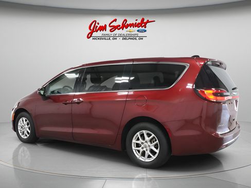 Used 2023 Chrysler Pacifica Touring-L FWD image 4