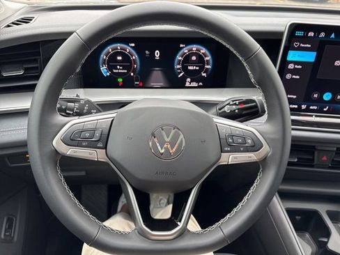 New 2025 Volkswagen Tiguan SE image 11