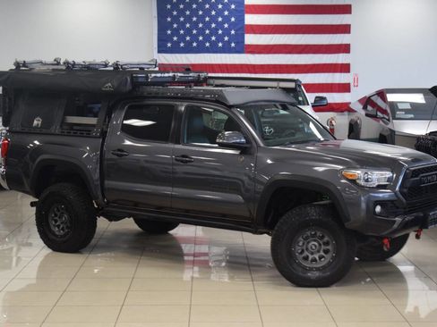 Used 2017 Toyota Tacoma TRD Off-Road image 2