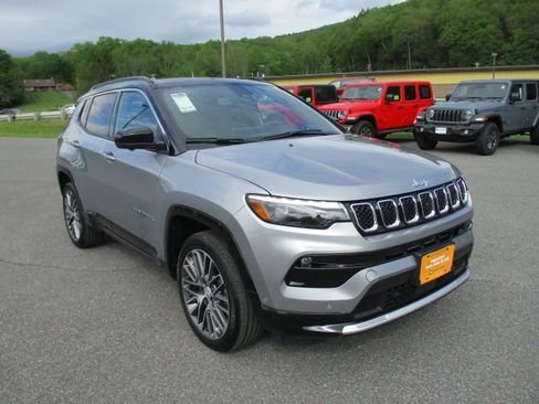 Used 2024 Jeep Compass Limited w/ Elite Group AWD/4WD image 3