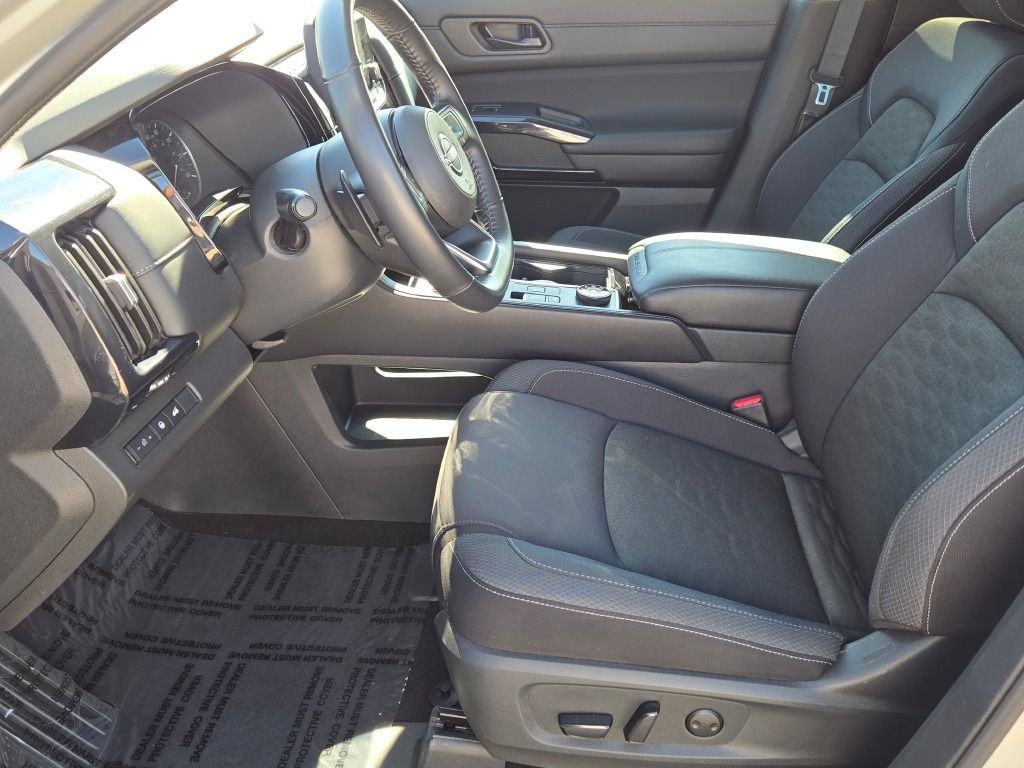 Used 2025 Nissan Pathfinder SV AWD/4WD image 23