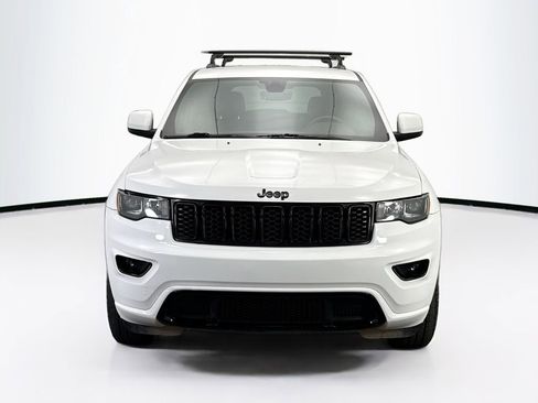 Used 2017 Jeep Grand Cherokee Altitude image 2