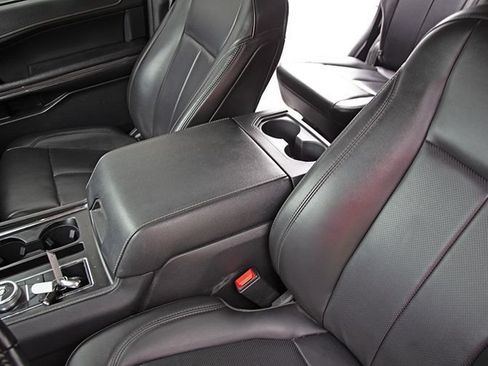 Used 2022 Ford Expedition XLT RWD image 3