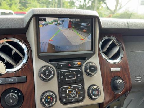 Used 2015 Ford F250 Lariat w/ Lariat Interior Package AWD/4WD image 16