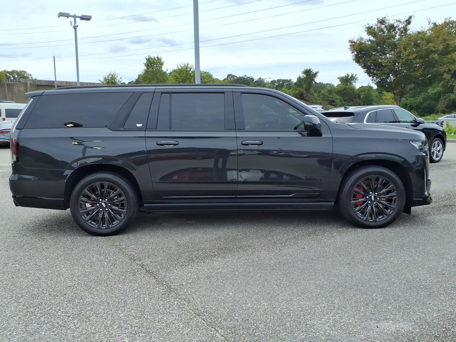 Used 2024 Cadillac Escalade ESV V w/ LPO, ONYX Package AWD/4WD image 7