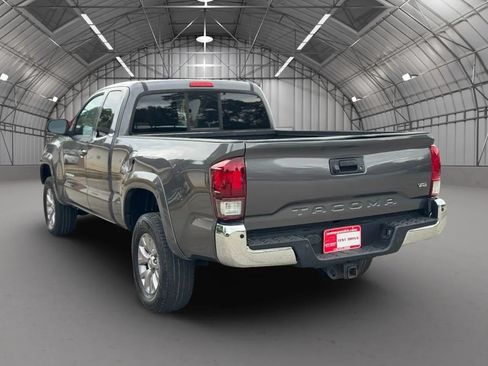 Used 2017 Toyota Tacoma SR5 w/ Tow Package RWD image 7