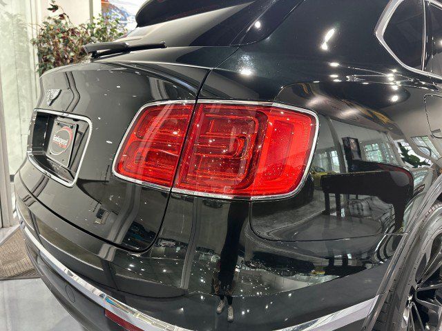 Used 2017 Bentley Bentayga AWD/4WD image 36
