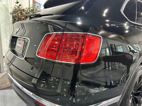 Used 2017 Bentley Bentayga AWD/4WD image 36