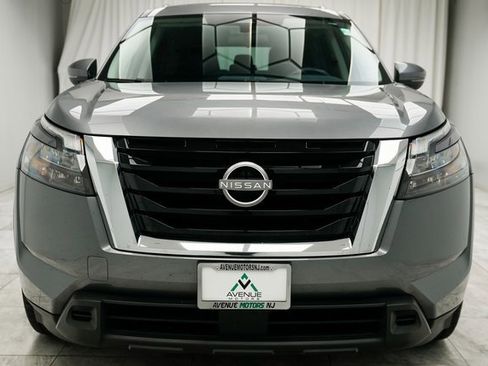 Used 2025 Nissan Pathfinder SV image 2