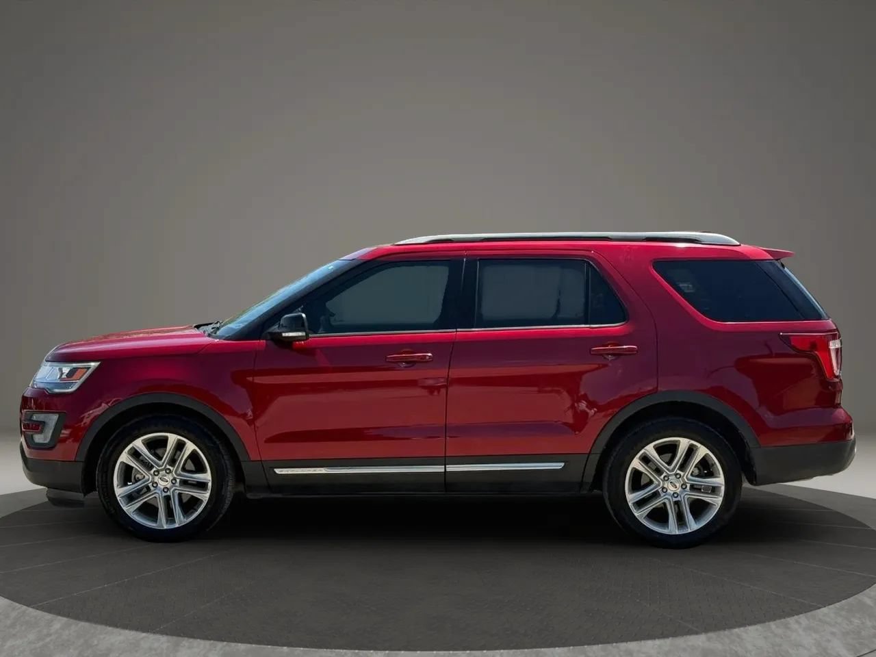 Used 2017 Ford Explorer XLT w/ Equipment Group 202A FWD image 3