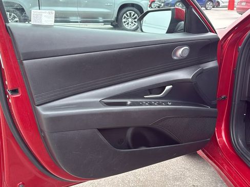 Used 2025 Hyundai Elantra SE FWD image 10