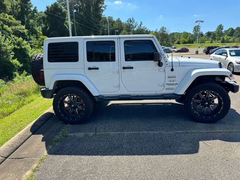 Used 2016 Jeep Wrangler Unlimited Sahara w/ Connectivity Group AWD/4WD image 5