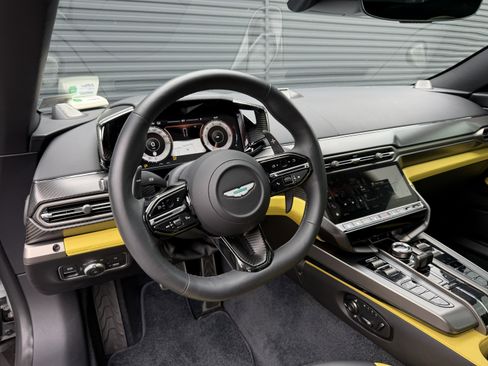 Used 2025 Aston Martin Vanquish RWD image 21