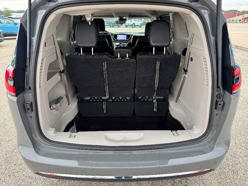 Used 2023 Chrysler Pacifica Touring-L image 29