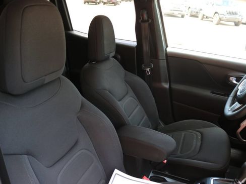Used 2021 Jeep Renegade Latitude FWD image 19