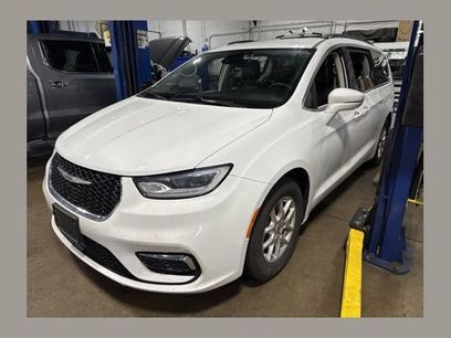 Used 2022 Chrysler Pacifica Touring-L w/ Uconnect Theater Family Group