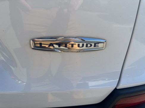 Used 2019 Jeep Cherokee Latitude Plus w/ Comfort/Convenience Group image 7