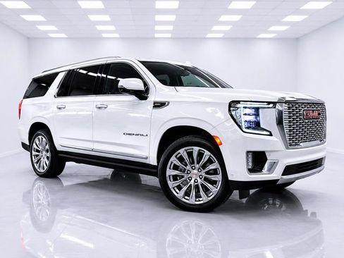 Used 2024 GMC Yukon XL Denali w/ Denali Reserve Package AWD/4WD image 3