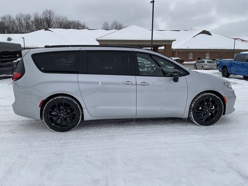 New 2026 Chrysler Pacifica Limited w/ Uconnect Theater Family Group image 4