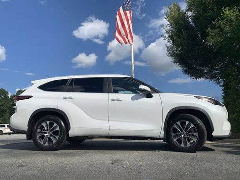 Used 2025 Toyota Highlander XLE FWD image 9