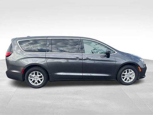 Used 2023 Chrysler Pacifica Touring-L FWD image 2
