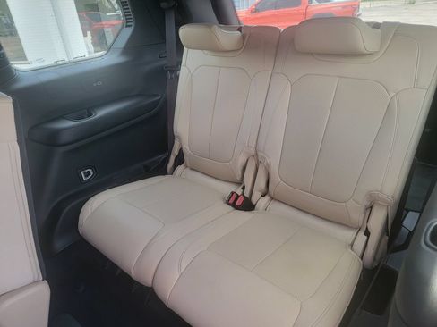 Used 2023 Jeep Grand Cherokee L Limited w/ Luxury Tech Group II RWD image 24